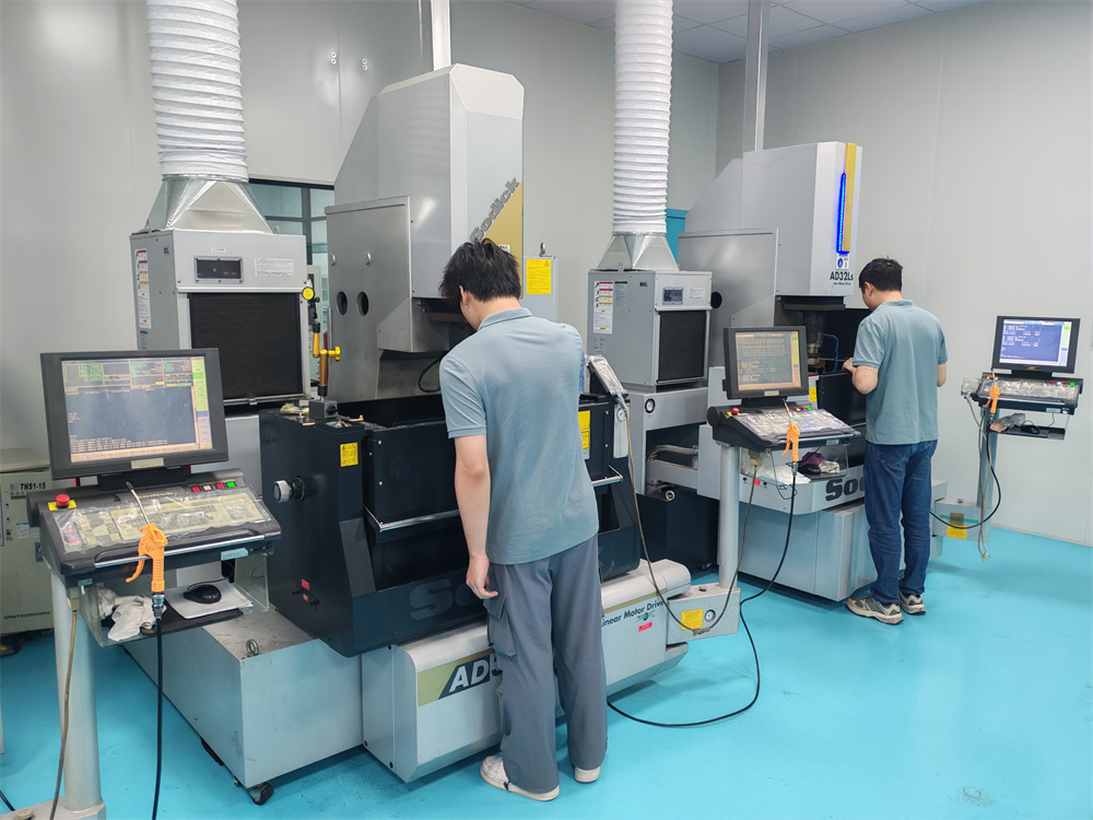 車間現場 日本沙迪克放電機4臺清角R0.01MM以下